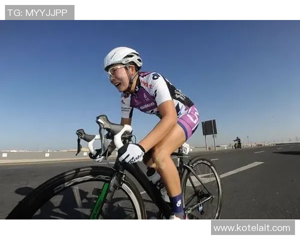 卡塔尔足球明星大腿雕像展现运动之美与力量的完美结合 卡塔尔足球明星大腿雕像展现运动之美与力量的完美结合